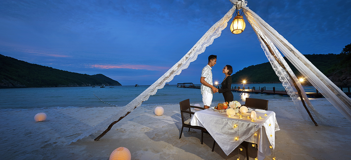 Romantic Beach Dinner