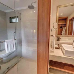 Cliff Hill Deluxe Bathroom