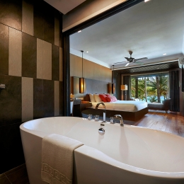 Ocean Front Suite - Bathtub