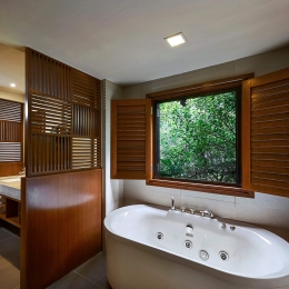 Ocean Front Suite - Bathtub